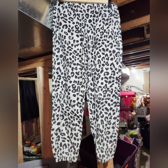 Girls cheetah print sleep pants size large - Picture 1 of 4